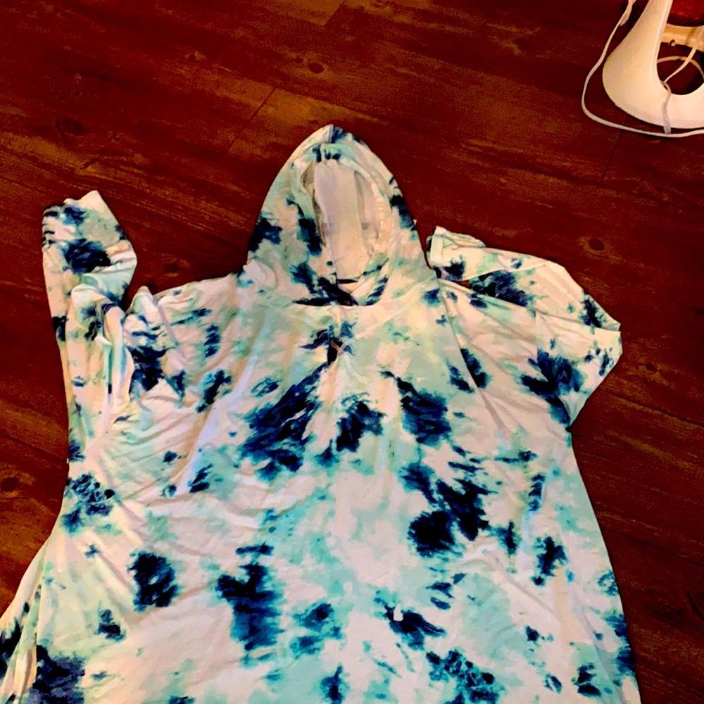 BNWT light weight long sleeve tie dye